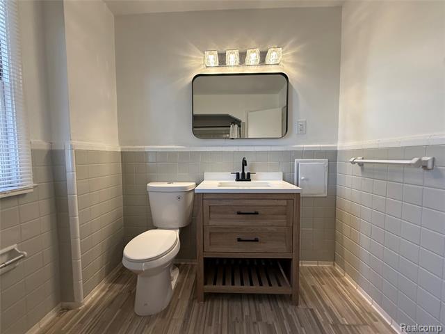 Builiding view forty two for 18611 Pinehurst, Detroit, MI. 48221