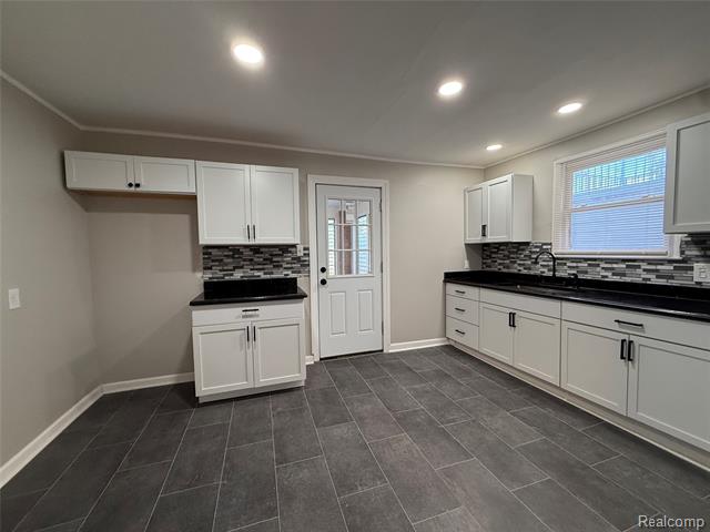 Builiding view fourteen for 18611 Pinehurst, Detroit, MI. 48221