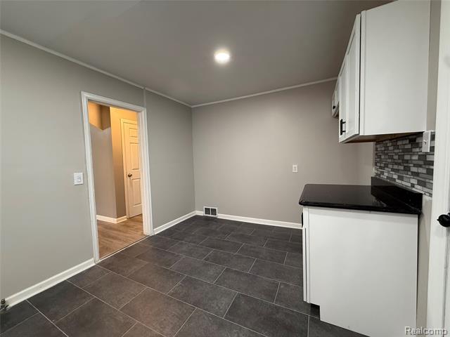 Builiding view seventeen for 18611 Pinehurst, Detroit, MI. 48221