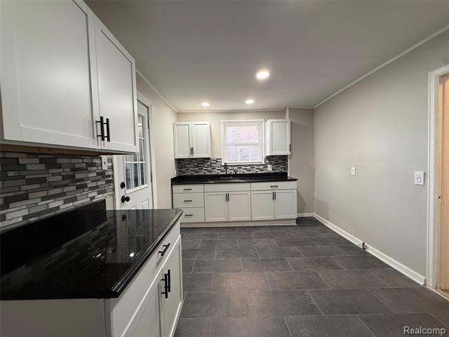 Builiding view sixteen for 18611 Pinehurst, Detroit, MI. 48221