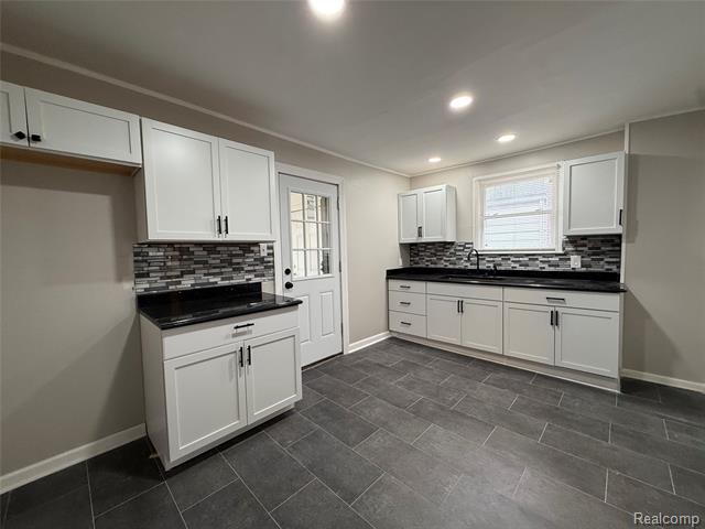 Builiding view thirteen for 18611 Pinehurst, Detroit, MI. 48221