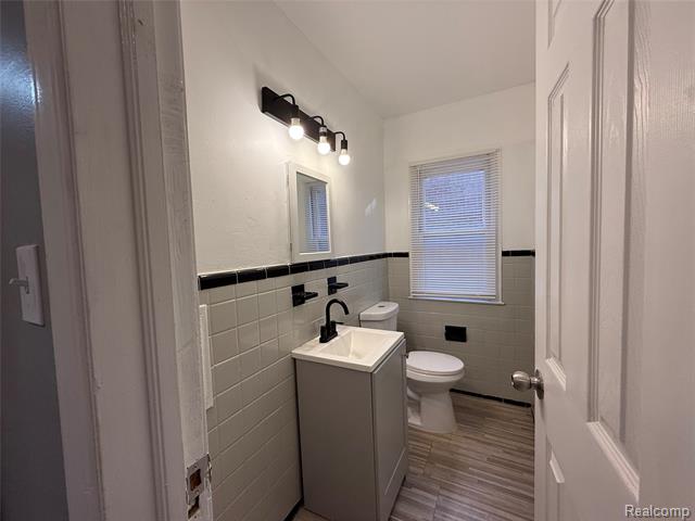 Builiding view twenty seven for 18611 Pinehurst, Detroit, MI. 48221