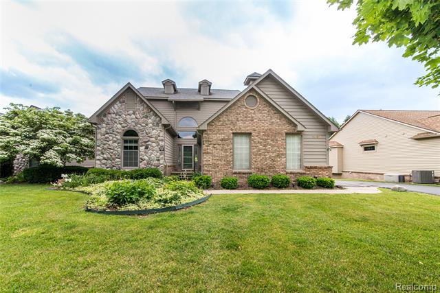 front view for 1093 Eagle Nest Dr, Milford, Mi. 48381