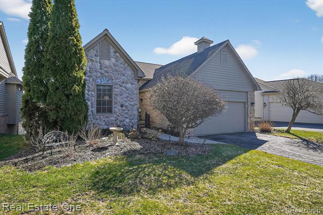 front view for 1088 Eagle Nest Dr, Milford, Mi. 48381