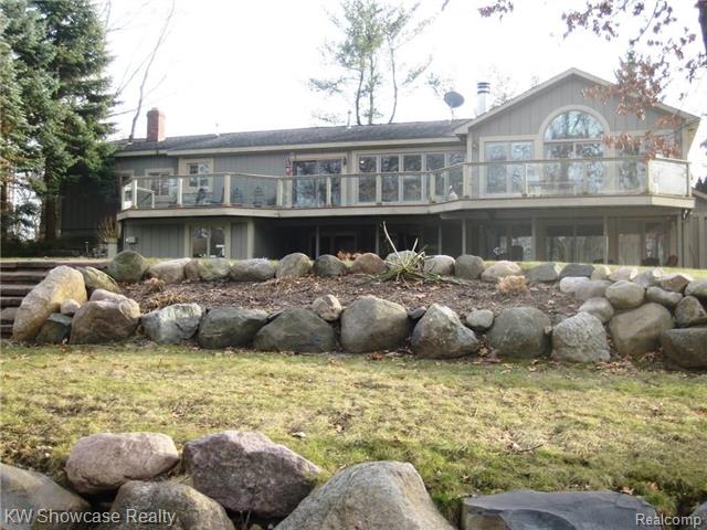front view for 3945 N Vanstone Dr, Commerce Township, Mi. 48382