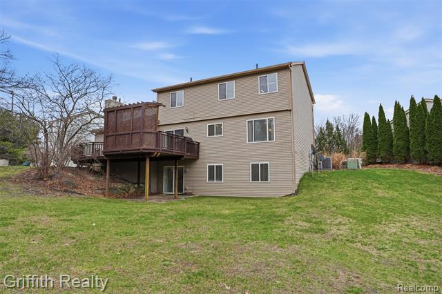 Builiding view forty seven for 938 Meadowbrook, Milford, MI. 48381