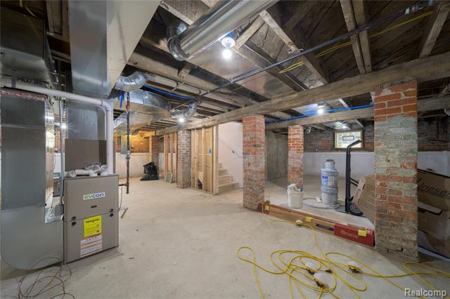 Builiding view forty five for 1583 Cadillac, Detroit, MI. 48214