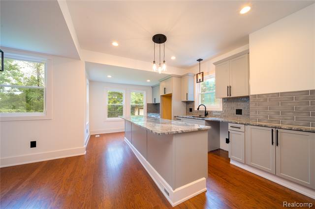 Builiding view nine for 1583 Cadillac, Detroit, MI. 48214