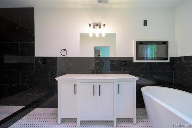 Builiding view twenty one for 1583 Cadillac, Detroit, MI. 48214