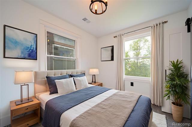 Builiding view twenty three for 1583 Cadillac, Detroit, MI. 48214