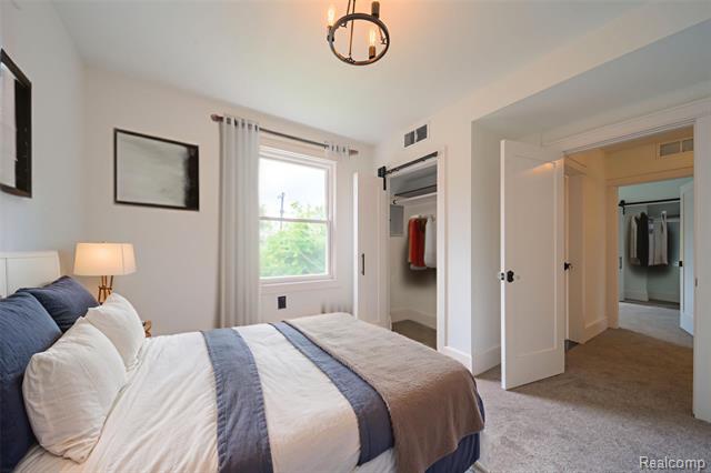 Builiding view twenty two for 1583 Cadillac, Detroit, MI. 48214