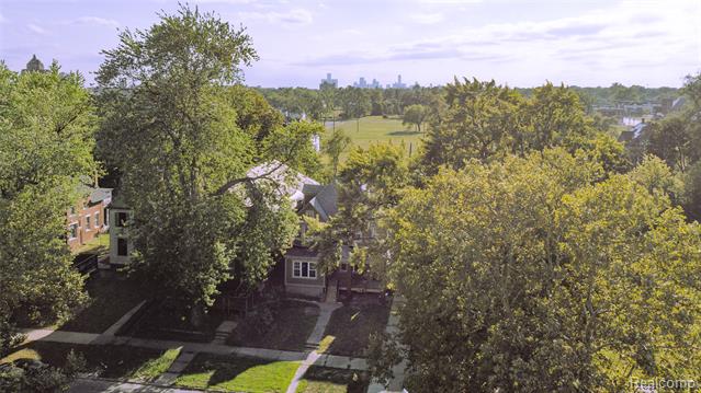 Builiding view two for 1583 Cadillac, Detroit, MI. 48214