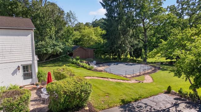 Builiding view eighty for 5050 Browns Lake, Jackson, MI. 49203