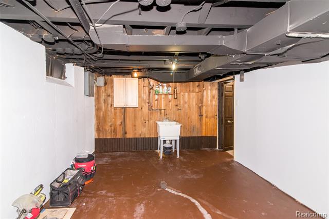 Builiding view forty seven for 17145 Fairfield, Detroit, MI. 48221