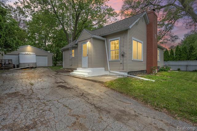 front view for 1496 E Parkwood Avenue, Burton, Mi. 48529