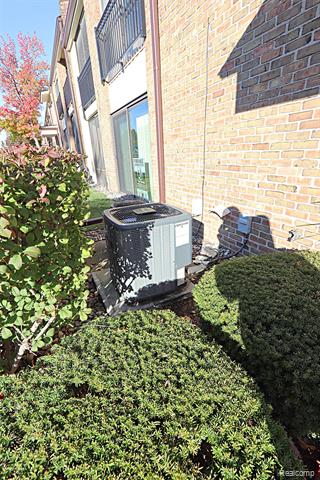 Builiding view fourteen for 18230 University Park, Livonia, MI. 48152