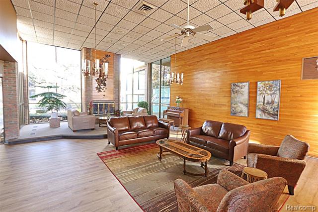 Builiding view nineteen for 18230 University Park, Livonia, MI. 48152