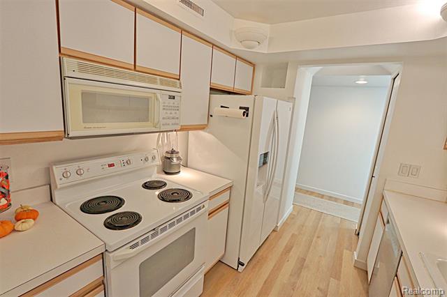 Builiding view one for 18230 University Park, Livonia, MI. 48152