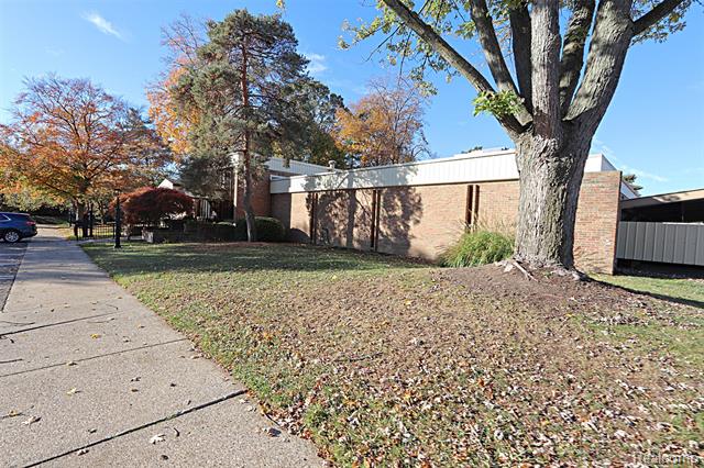 Builiding view sixteen for 18230 University Park, Livonia, MI. 48152