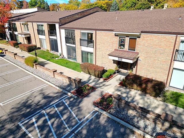 Builiding view twelve for 18230 University Park, Livonia, MI. 48152