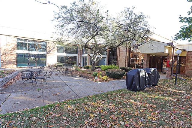 Builiding view twenty one for 18230 University Park, Livonia, MI. 48152