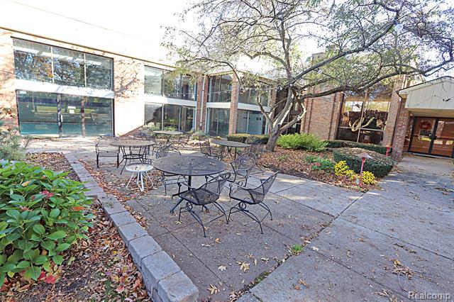 Builiding view twenty two for 18230 University Park, Livonia, MI. 48152