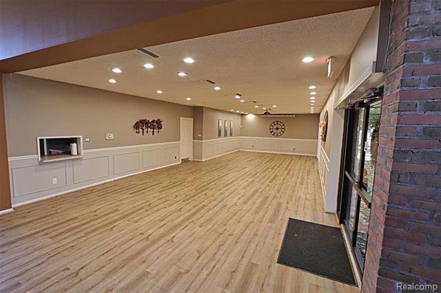 Builiding view twenty for 18230 University Park, Livonia, MI. 48152