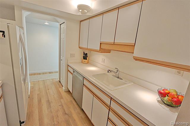 Builiding view two for 18230 University Park, Livonia, MI. 48152