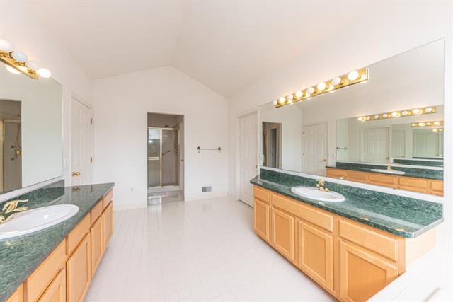 Builiding view fifty for 4663 Rosewood, West Bloomfield, MI. 48323