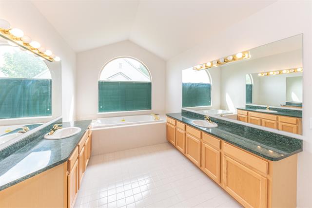 Builiding view forty eight for 4663 Rosewood, West Bloomfield, MI. 48323