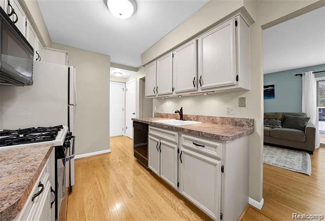 Builiding view ten for 44167 Providence, Clinton Township, MI. 48038