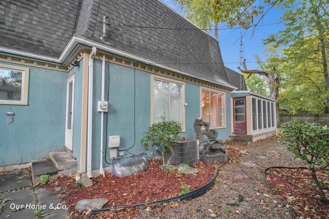 Builiding view eight for 2502 Lee, Bay City, MI. 48708