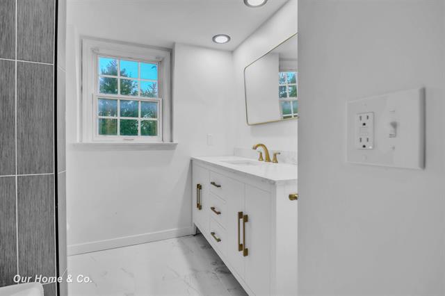 Builiding view fifty two for 2502 Lee, Bay City, MI. 48708