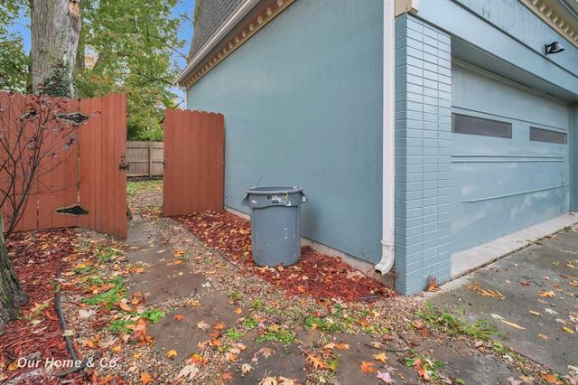 Builiding view nine for 2502 Lee, Bay City, MI. 48708