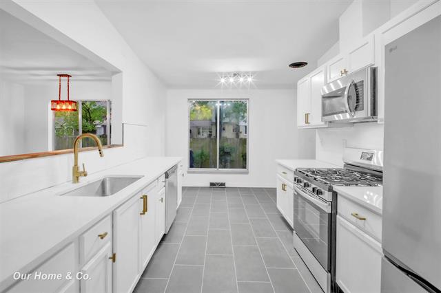 Builiding view seventeen for 2502 Lee, Bay City, MI. 48708