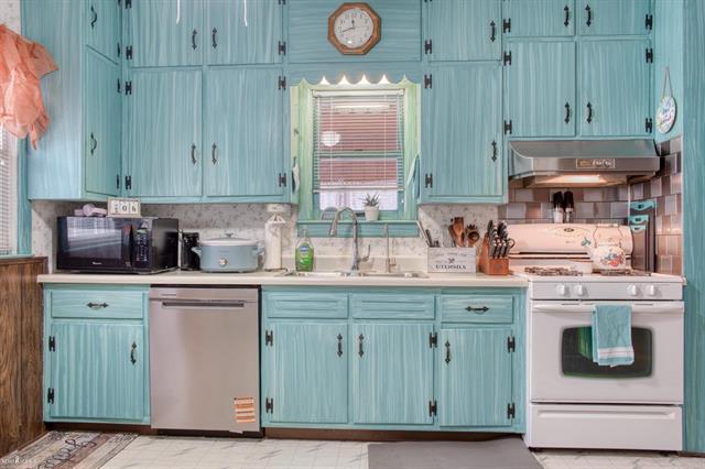 Builiding view two for 701 Pine, Owosso, MI. 48867