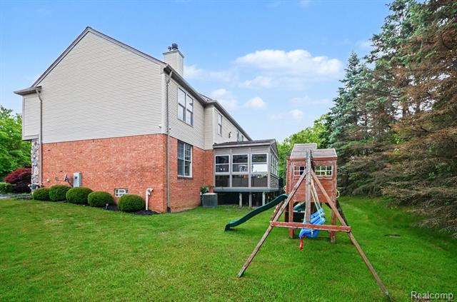Builiding view eight for 4575 Northridge, West Bloomfield, MI. 48323