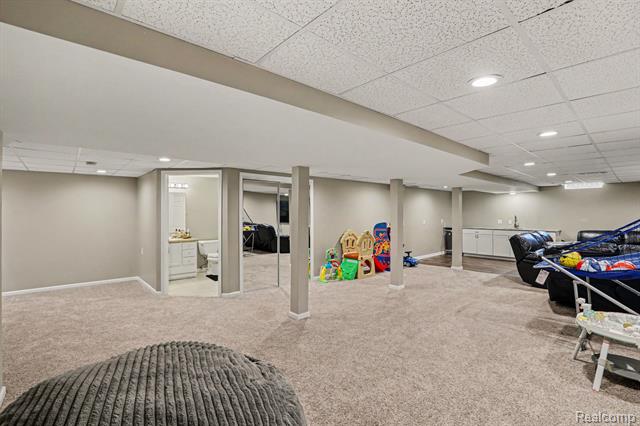 Builiding view fifty eight for 4575 Northridge, West Bloomfield, MI. 48323