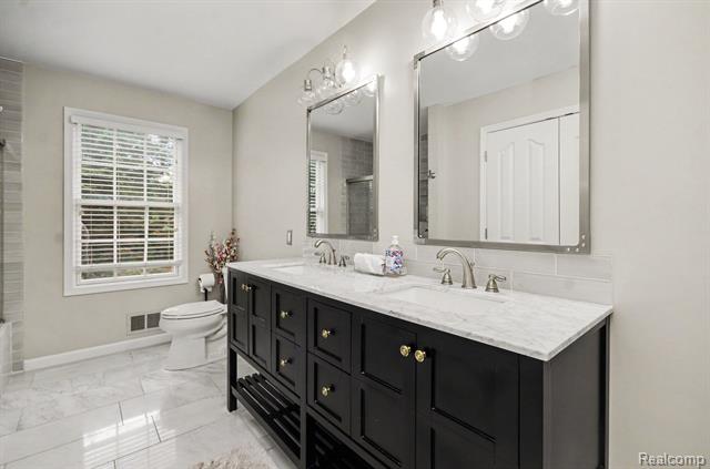 Builiding view fifty three for 4575 Northridge, West Bloomfield, MI. 48323