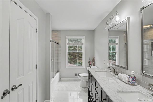 Builiding view fifty two for 4575 Northridge, West Bloomfield, MI. 48323