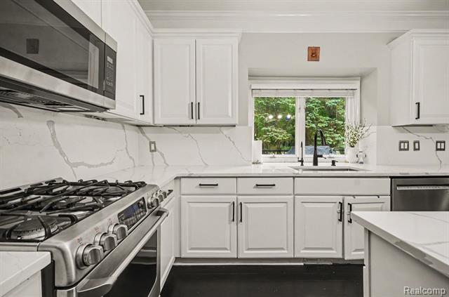 Builiding view thirty six for 4575 Northridge, West Bloomfield, MI. 48323
