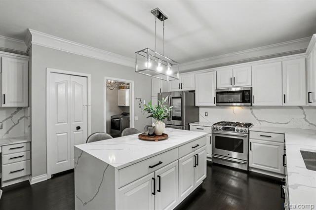 Builiding view thirty three for 4575 Northridge, West Bloomfield, MI. 48323
