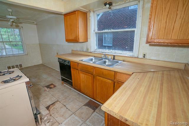 Builiding view eight for 20161 Yonka, Detroit, MI. 48234