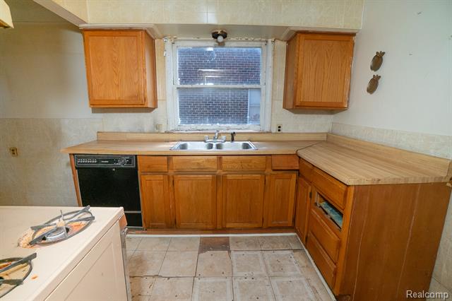 Builiding view nine for 20161 Yonka, Detroit, MI. 48234