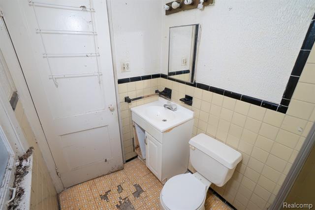 Builiding view twelve for 20161 Yonka, Detroit, MI. 48234