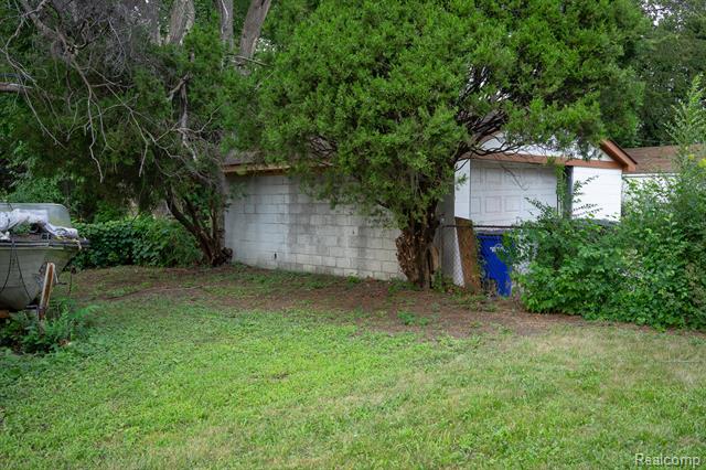 Builiding view twenty five for 20161 Yonka, Detroit, MI. 48234