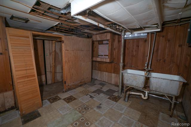 Builiding view twenty one for 20161 Yonka, Detroit, MI. 48234