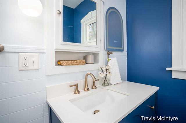 Builiding view fourteen for 2053 Paris, Grand Rapids, MI. 49507