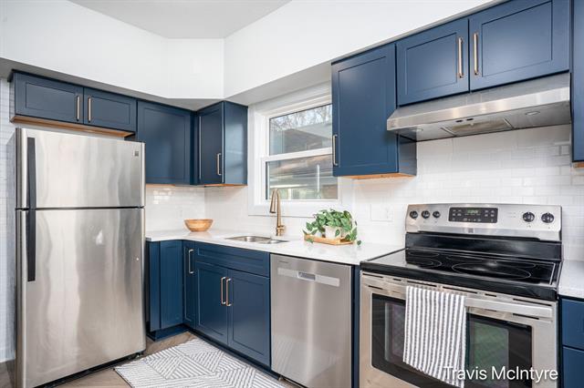 Builiding view nine for 2053 Paris, Grand Rapids, MI. 49507