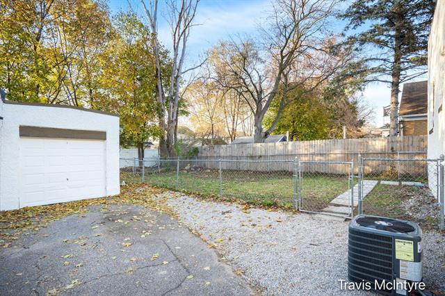 Builiding view twenty four for 2053 Paris, Grand Rapids, MI. 49507